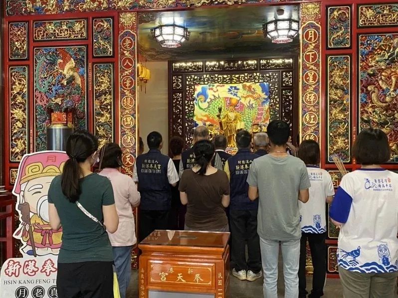 9月10日，嘉義縣新港奉天宮中，未婚善男信女祭拜月老。圖片來(lái)源：臺(tái)灣聯(lián)合新聞網(wǎng)