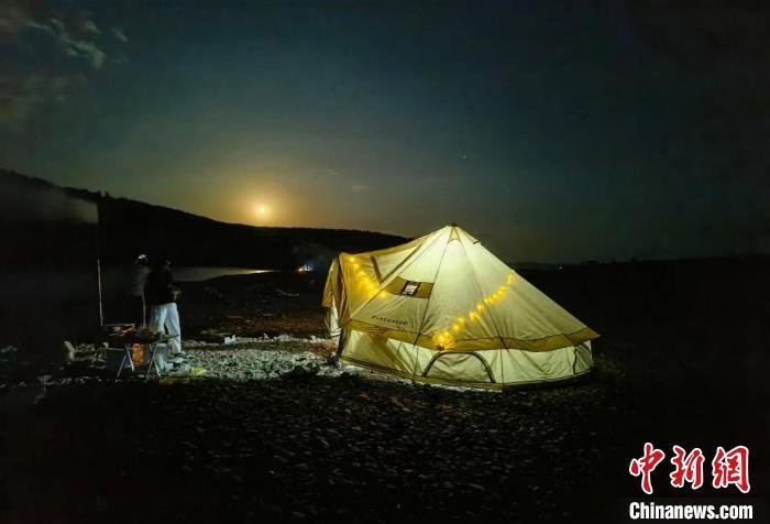 圖為中秋夜，游客露營賞月。　巴特爾　攝
