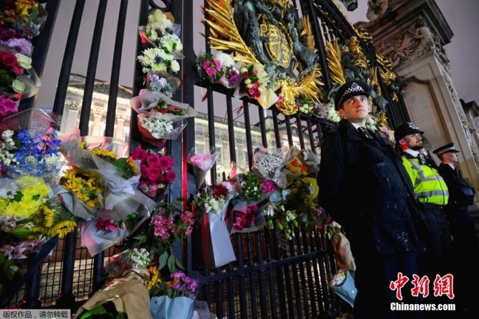 當?shù)貢r間9月8日，英國女王伊麗莎白二世逝世，享年96歲。伊麗莎白二世生于1926年，于1952年繼承王位，是英國歷史上在位時間最長的君主。當天，大批民眾來到白金漢宮外進行悼念。圖為白金漢宮門前插滿鮮花。