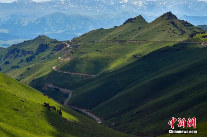 順著群山峭壁蜿蜒的獨庫公路。 <a target='_blank' href='/'>中新社</a>記者 劉新 攝