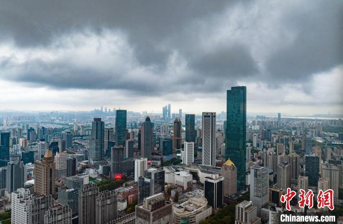 13日，受臺(tái)風(fēng)“梅花”外圍影響的南京上空。　泱波 攝