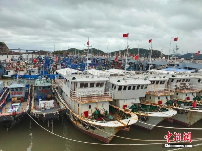 圖為漁船在崇站港避風(fēng)。 王逸飛 攝