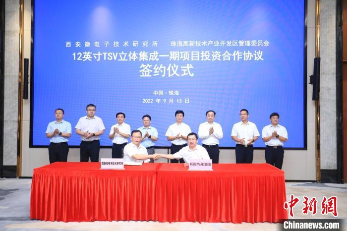 中國(guó)航天科技集團(tuán)下屬企業(yè)西安微電子技術(shù)研究所與珠海高新技術(shù)產(chǎn)業(yè)開發(fā)區(qū)管理委員會(huì)簽訂合作協(xié)議?！￡P(guān)銘榮 攝