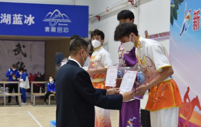 為獲獎運動員頒獎。買合木提 攝