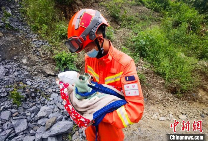 “汶川哥哥”張自立參與瀘定地震救援，搜救出一名2月大嬰兒?！∨砜?攝