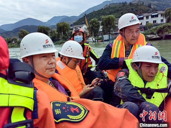 消防救援力量用沖峰舟送盛屯集團人員前往挖角村?！∴嶓们?攝