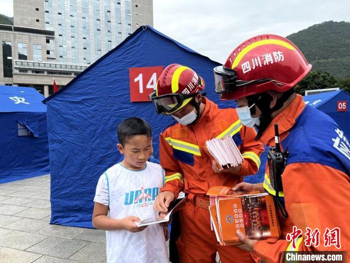 消防員深入集中安置點開展消防安全宣講工作?！∴嶓们?攝
