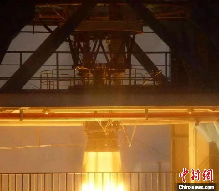圖為液體火箭發(fā)動(dòng)機(jī)進(jìn)行試驗(yàn)。　航天科技六院供圖