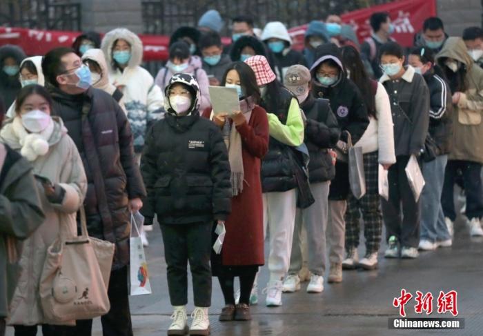 資料圖：考生在陜西省西安市的西安醫(yī)學院考點外等待入場。 <a target='_blank' href='/'>中新社</a>記者 張遠 攝