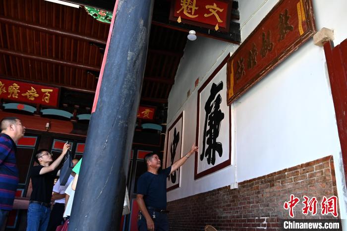 山重村薛氏家廟內懸掛著臺灣宗親贈送的“敦親睦族”牌匾?！埥鸫?攝