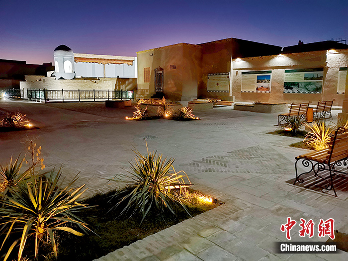 圖為修復(fù)后的廣場(chǎng)夜間景觀。許言 供圖