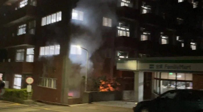 臺灣銘傳大學龜山校區(qū)學校餐廳15日晚11時許發(fā)生瓦斯外泄氣爆，消防隊趕抵撲滅灌救，16日凌晨近1時才排除狀況。 圖片來源：臺灣《聯(lián)合報》
