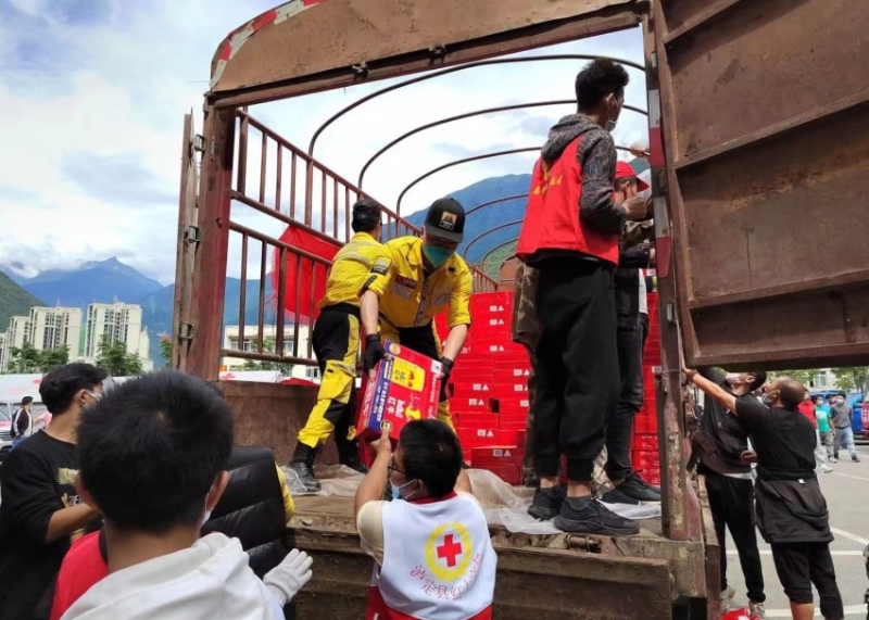 公羊救援隊搬運救災(zāi)物資。民建四川省委供圖