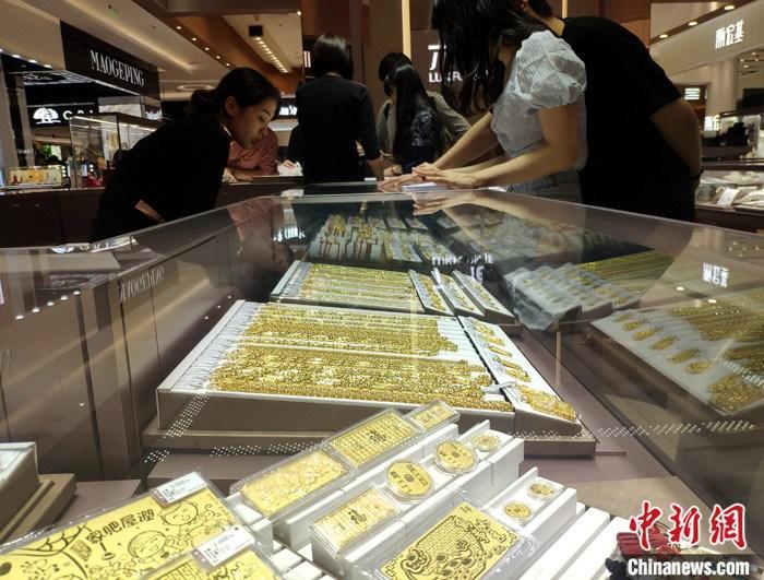 資料圖：民眾在福州一商場(chǎng)購(gòu)買黃金飾品。 <a target='_blank' href='/'>中新社</a>記者 呂明 攝