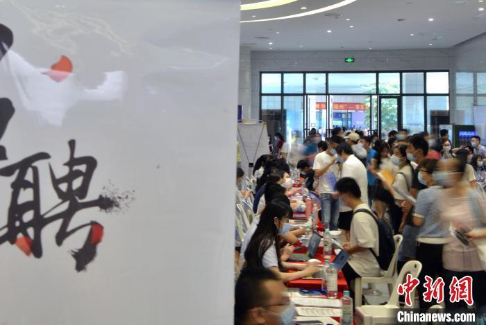 資料圖：圖為畢業(yè)生在招聘會上了解崗位信息。張斌 攝