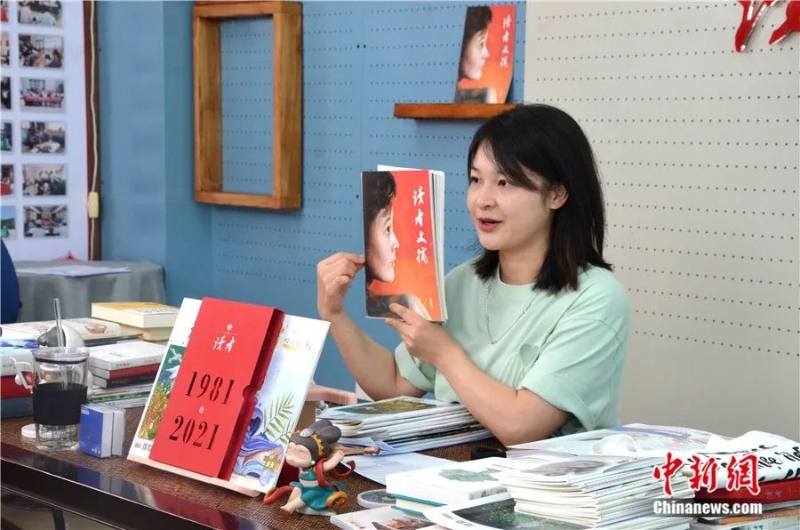 讀者出版集團工作人員在直播間介紹《讀者文摘》歷史。近年來，該集團探路“線上時代”。李亞龍 攝