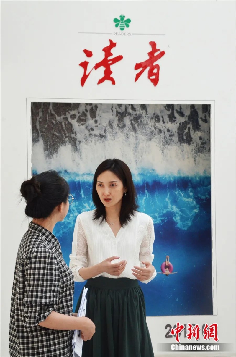 讀者雜志社副社長、副總編輯陳天竺(右)接受<a target='_blank' href='/'>中新社</a>記者采訪。李亞龍 攝