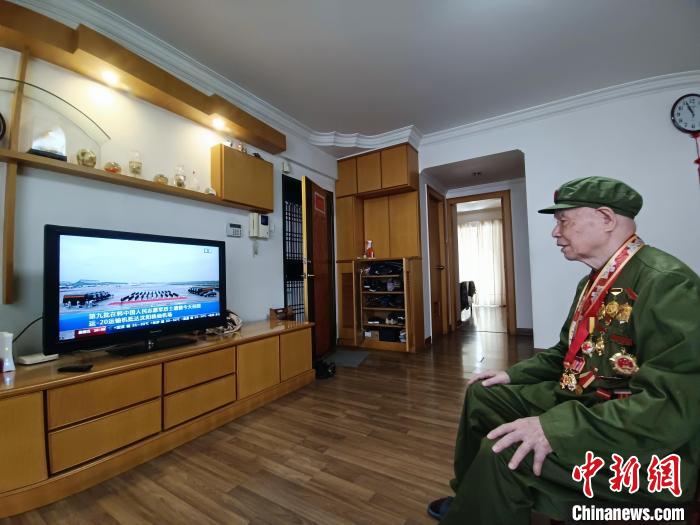 漳州抗美援朝老兵張宜順觀看直播?！≌闹菔型艘圮娙耸聞?wù)局供圖