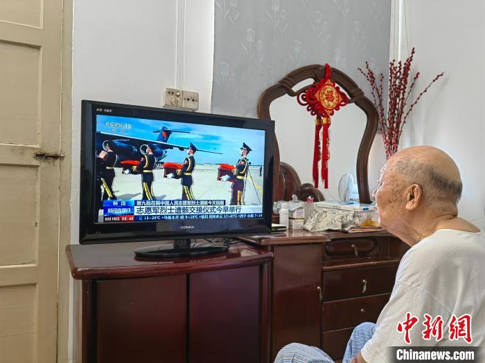 薌城區(qū)抗美援朝老兵魯毓桂觀看直播?！≌闹菔型艘圮娙耸聞?wù)局供圖