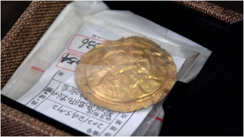這是鄭州商城遺址高等級貴族墓M2中出土的金泡。新華社記者袁月明攝