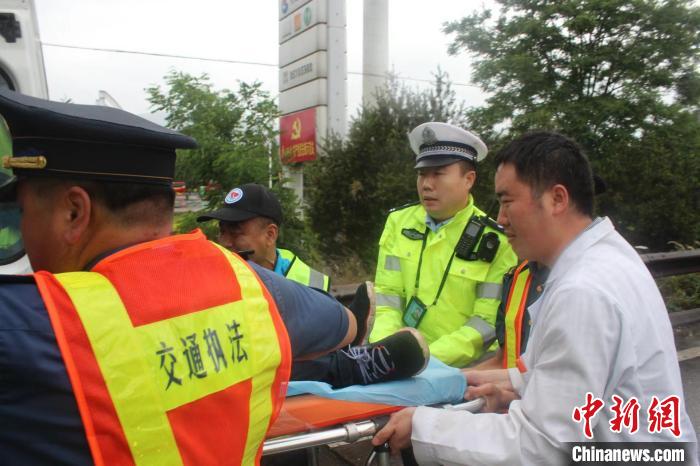以人為本，組織救助交通事故受傷人員。　陸祁國 攝