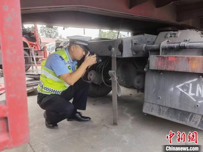 細(xì)致入微，勘驗(yàn)事故車輛車體痕跡?！」鶟嵎?攝