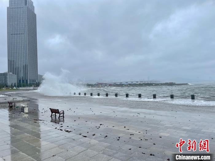 圖為“梅花”到來，海面上刮起大風(fēng)卷起大浪。　王斯文 攝