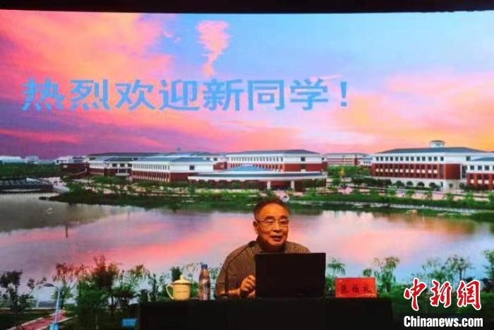張伯禮院士講授開學(xué)第一課：“守正創(chuàng)新，做新時(shí)代中醫(yī)人”