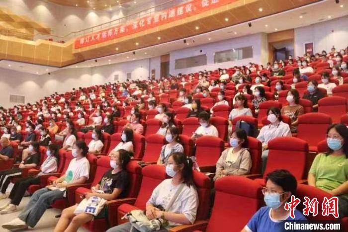 天津中醫(yī)藥大學(xué)2022級(jí)全體本科生、研究生通過現(xiàn)聆聽和視頻直播的形式參加了學(xué)習(xí) 天津中醫(yī)藥大學(xué)供圖