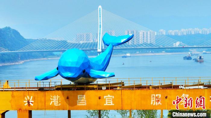 “江豚躍龍門”成為宜昌新地標(biāo)。　周星亮 攝