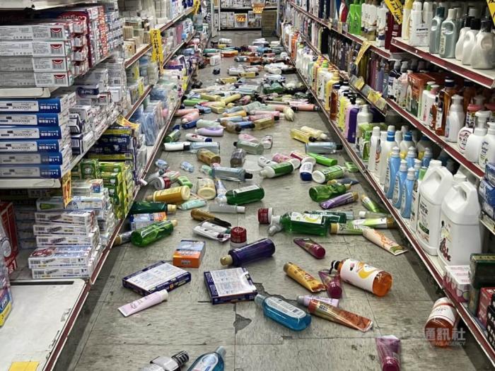 圖為臺東一處賣場物品掉落。 圖片來源臺灣“中央社” 盧太城 攝 