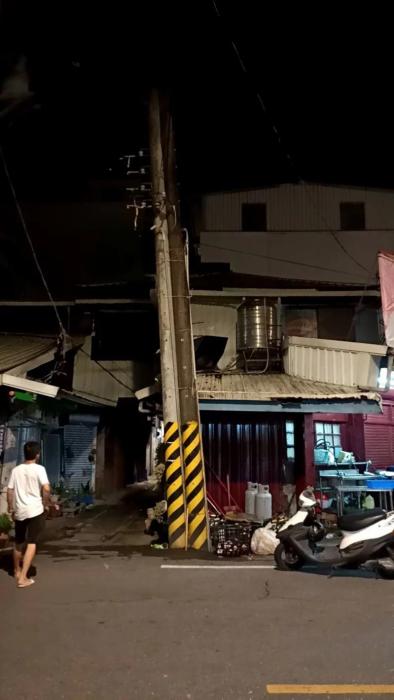 花蓮南區(qū)玉里鎮(zhèn)受地震影響，有電線桿位移。圖片來源：臺灣聯(lián)合報 玉里鎮(zhèn)公所提供