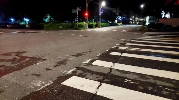 花蓮南區(qū)玉里鎮(zhèn)受地震影響，多條道路龜裂。圖片來源：臺灣聯(lián)合報 玉里鎮(zhèn)公所提供