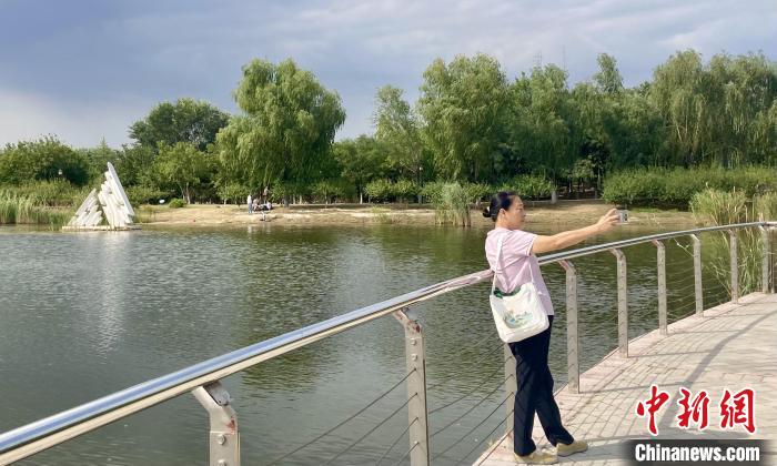 市民在永定河休閑森林公園游玩?！⌒戽?攝