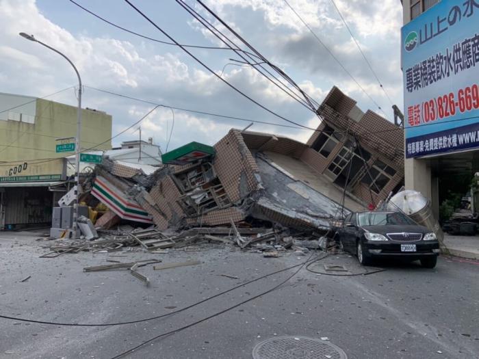 花蓮玉里鎮(zhèn)一處7-11樓房倒塌，警方表示傷亡未明。圖片來源：臺(tái)灣“中央社”