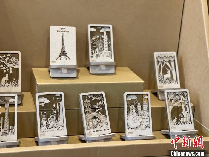 莊世賢將溧水文化和“紙箱王”相結合，用瓦楞紙打造出獨具特色的“紙上世界”?！⌒焐荷?攝