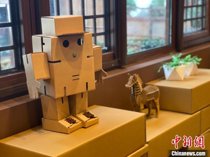 莊世賢不斷思考如何豐富“紙上文創(chuàng)”的地方元素。　徐珊珊 攝