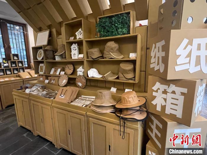 游客可以吃著“紙火鍋”，體驗做手工的樂趣，感受不一樣的小鎮(zhèn)慢生活?！⌒焐荷?攝