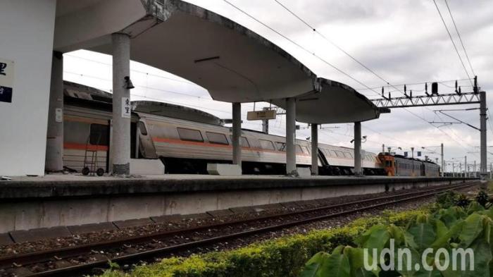 臺東富里東里車站今天下午發(fā)生地震后，月臺倒塌、列車傾斜。記者卜敏正／攝影 