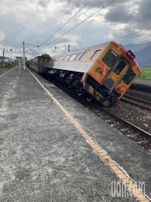 臺東富里東里車站今天下午發(fā)生地震后，月臺倒塌、列車傾斜。記者卜敏正／翻攝