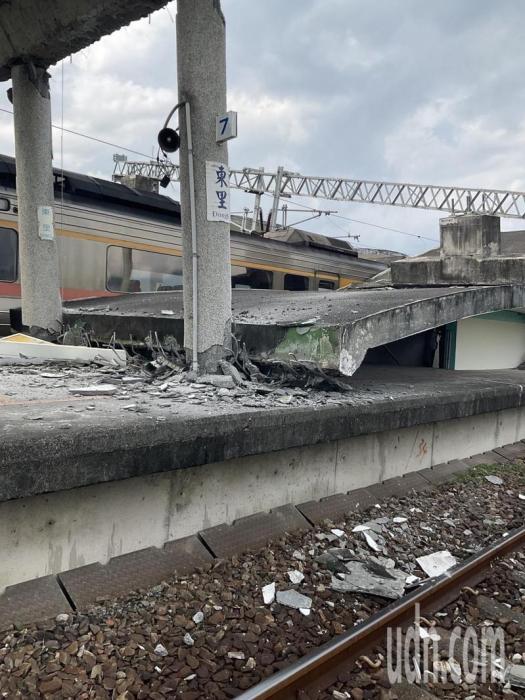 臺東富里東里車站今天下午發(fā)生地震后，月臺倒塌、列車傾斜。記者卜敏正／翻攝