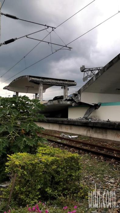 臺東富里東里車站今天下午發(fā)生地震后，月臺倒塌、列車傾斜。記者卜敏正／攝影