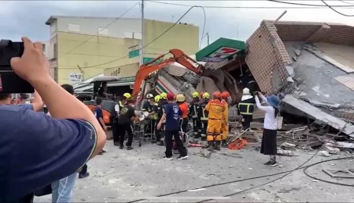 花蓮玉里鎮(zhèn)中山路一超市倒塌4人受困，已救出3人，還有1人仍在搜救中。圖片來源：臺灣聯合報