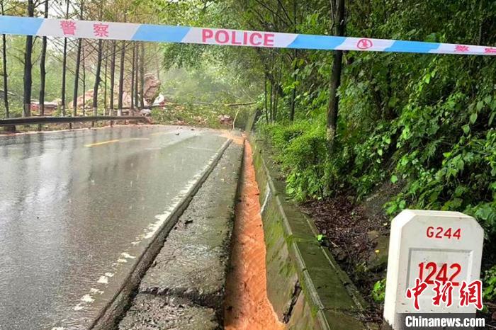 四川巴中強(qiáng)降雨國道244線南江段山體滑坡致道路中斷