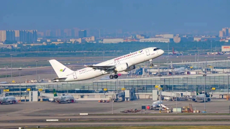 2022年5月14日6時(shí)52分，編號(hào)為B-001J的C919大飛機(jī)從上海浦東機(jī)場(chǎng)第4跑道起飛，于9時(shí)54分安全降落，標(biāo)志著中國(guó)商飛公司即將交付首家用戶的首架C919大飛機(jī)首次飛行試驗(yàn)圓滿完成。（圖源：新華社）