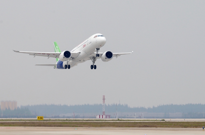 2017年5月5日，國(guó)產(chǎn)大型客機(jī)C919在上海浦東國(guó)際機(jī)場(chǎng)首飛成功。（圖源：新華社）