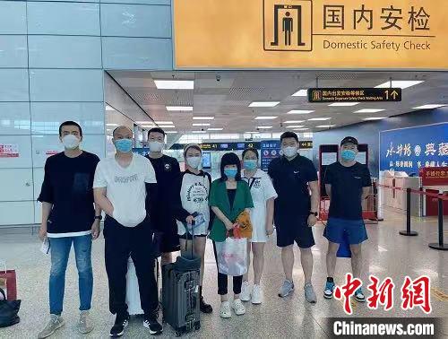 圖為警方押解犯罪嫌疑人。　陳巴爾虎旗公安局供圖
