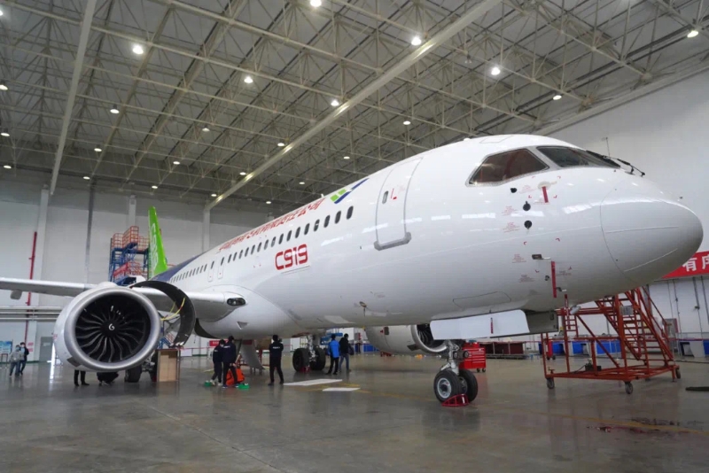 技術(shù)人員對(duì)一架C919客機(jī)進(jìn)行檢測(cè)。（圖源：新華社）