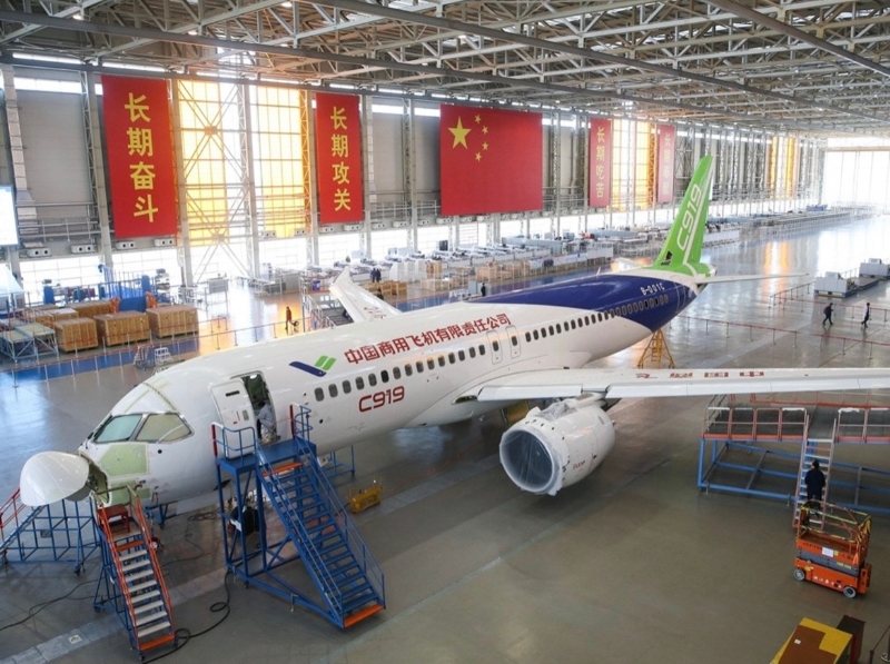 2018年2月13日，C919大型客機(jī)102架機(jī)停放在中國(guó)商飛公司上海飛機(jī)制造有限公司總裝車間內(nèi)。（圖源：新華社）