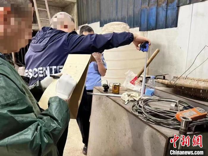 圖為章睿和同事在辦案現(xiàn)場(chǎng)?！≈貞c大渡口區(qū)公安分局供圖